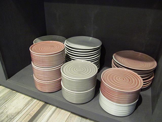 この重ねられるフタ付の器は、展示場で気になっていたもの。これもゲット！