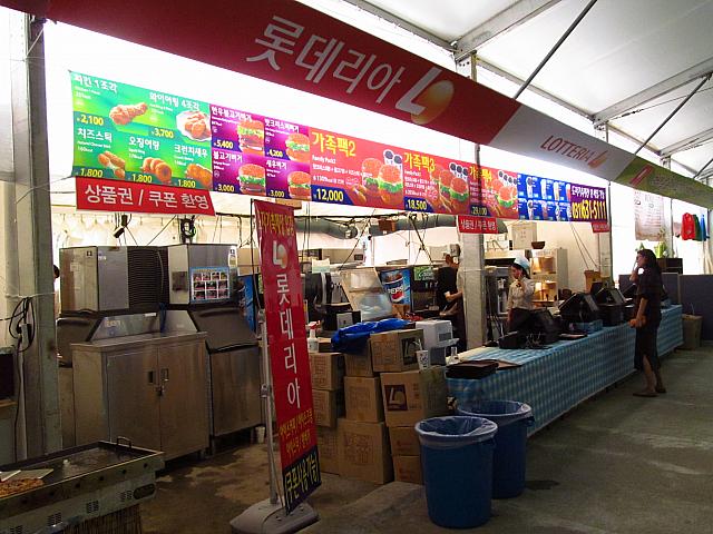 軽食だけではなく、ビュッフェもあります。