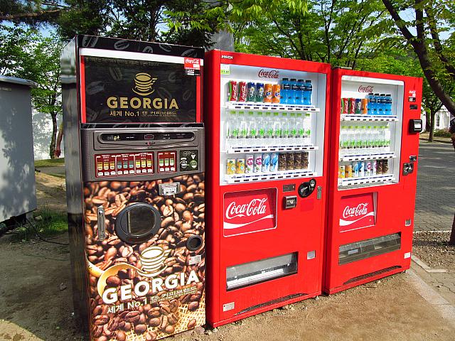 自販機は、広場の手前などところどころにあり。