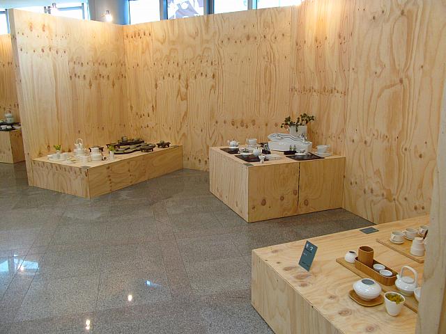 カフェではなかった・・・。お茶器の展示会。