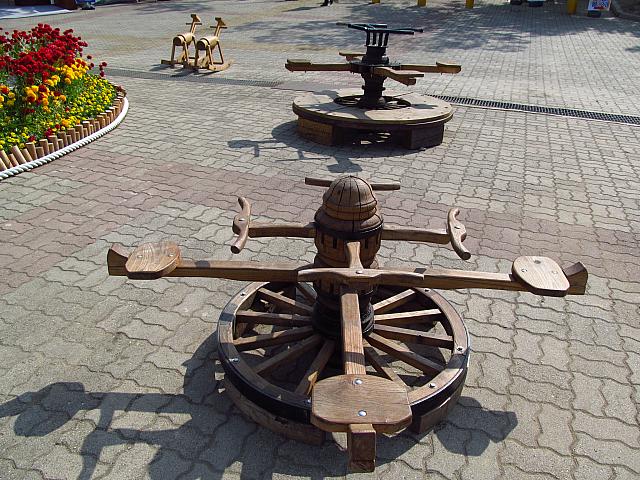 なにやら気になる遊具も。