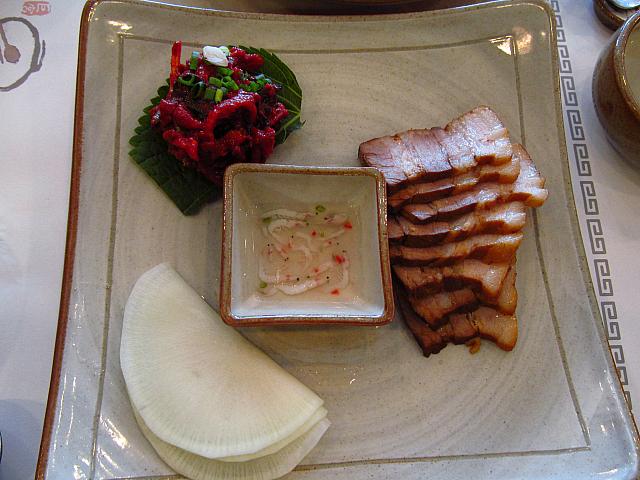 大根の甘酢漬けにゆで豚を包んで食べると美味！！