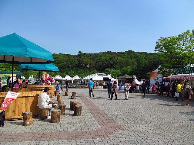 広場。ステージは奥にあり。