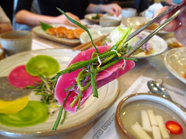 お野菜を包んでいただきます☆