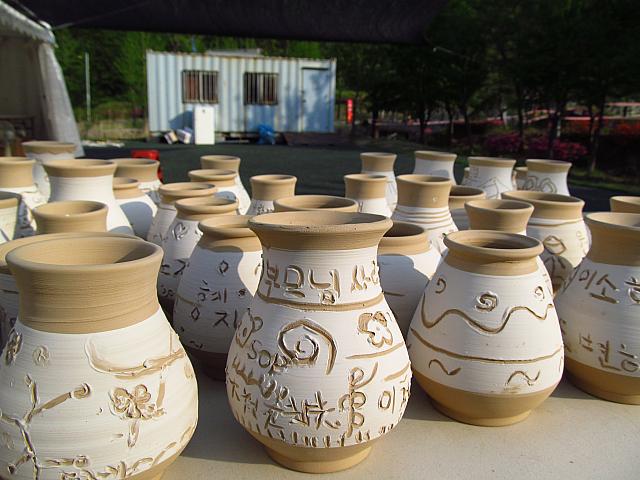 出来上がった陶器に絵を掘り込む体験。