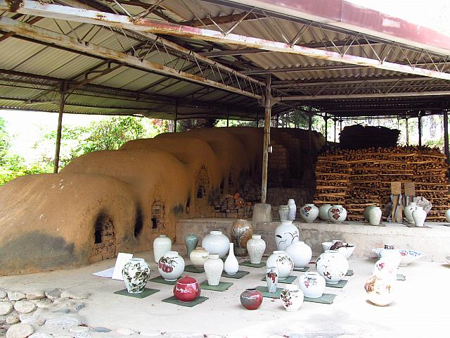 お店の裏手にある登り窯