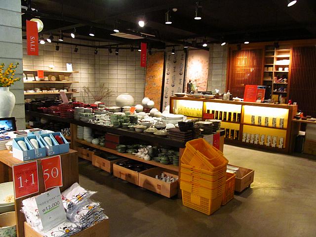 建物の中は、ちょっといいお皿をセール中