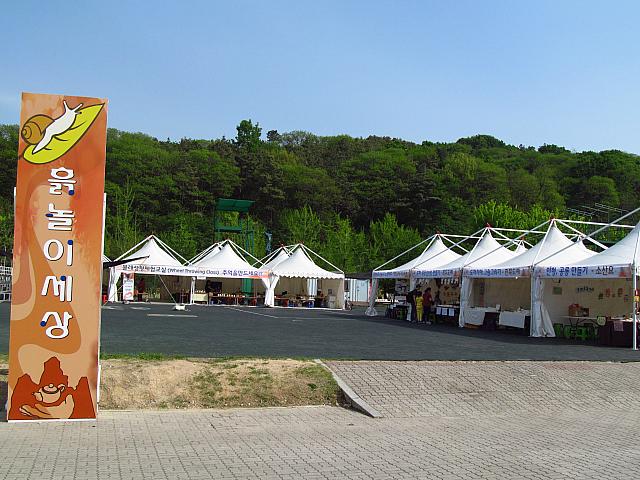 ステージのある広場の奥です。