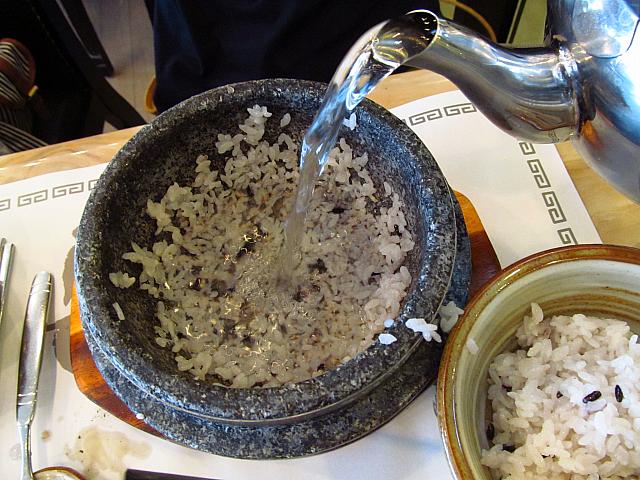 ご飯は全部取り出して、お湯を注いでおきます。
