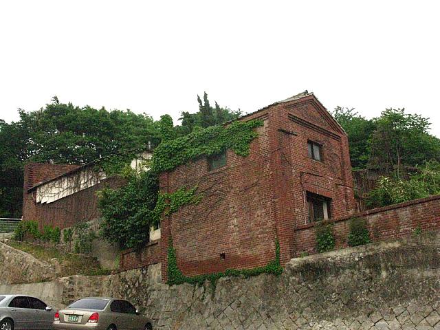 この建物も古いですね