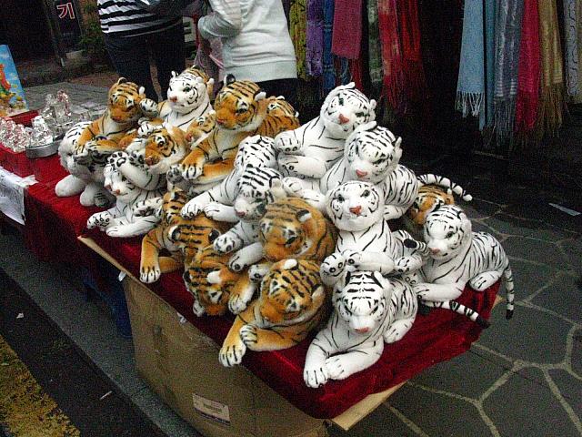 寅年でもないのに、あちこちに売られていた虎のぬいぐるみ