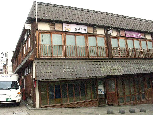 ２階の窓の手すり、まさに日本の家って感じですね