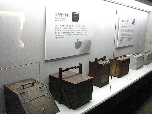 出前用のいろんな岡持ち。今は完全にバイクの荷台ですよね。
