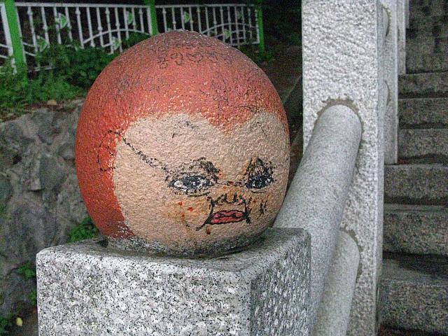 階段の手すりにこんな顔が？