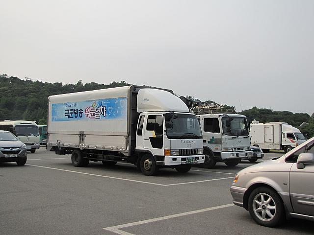 「慰問列車」の専用の車。これは機材を運んできたようです。「慰問列車」は、広報支援隊の歌手の方々の集まりで、軍の部隊の各イベントでコンサートを披露してくれます。