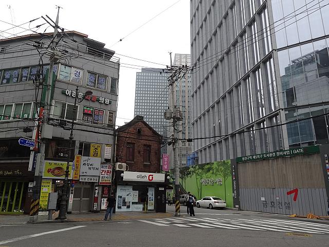 すぐ横は再開発中のビル
