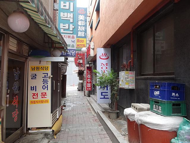 美都旅館の脇を抜けて