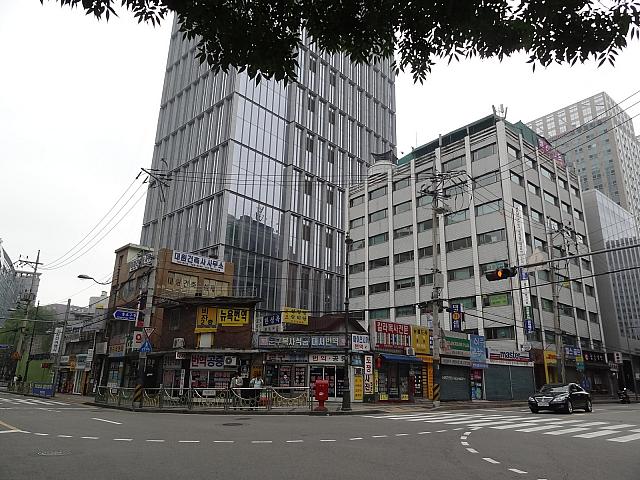 すぐ後ろにビルがせまってます。