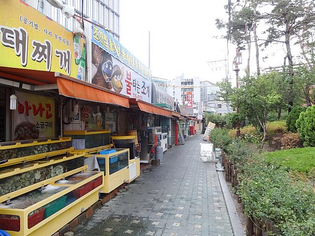 おいしそうなお店も残ってます。