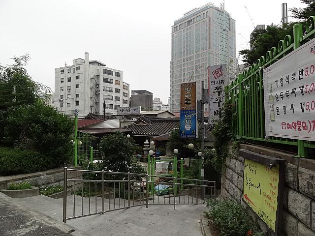仁寺洞方面を眺めます