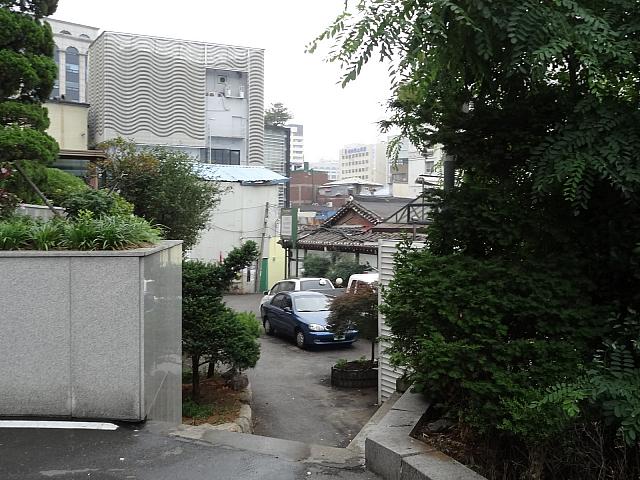 こちらにも道が。