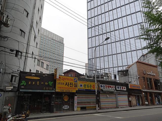 この屋根が気になる。