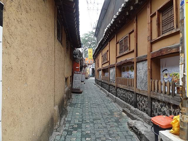 どんどん道が狭くなってきます。