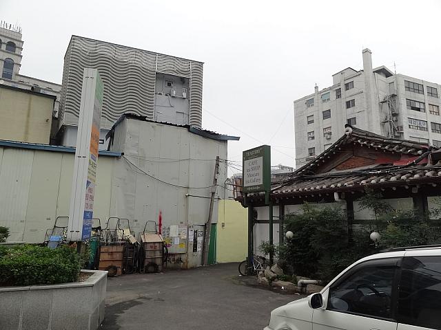 階段を降りていくと