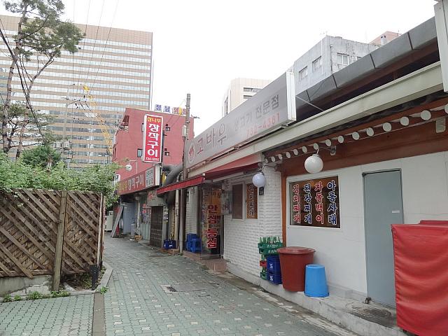 路地の片側のみ残ってます。