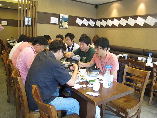 お店に入るとすでに団体のお客さんが！その他のテーブルも予約席となっているくらいの人気ぶり。やっぱりツウは一日サキドリ。