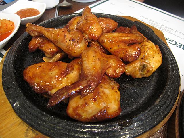 韓国らしくちょっぴり辛めの味付けチキンも。