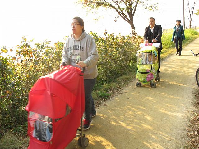 ベビーカーを押すお父さん・お母さん