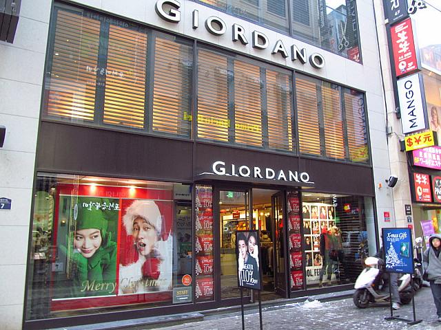 大型のファッションショップもだいぶ増えました。