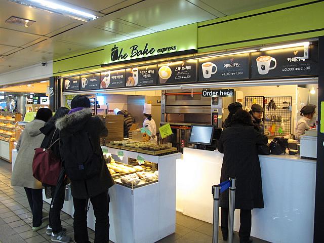 テイクアウト専門のパン屋「The Bake express」。飲み物もリーズナブルなお値段から。