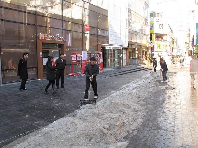 雪かきしても、凍った道はけっこうありますので注意！