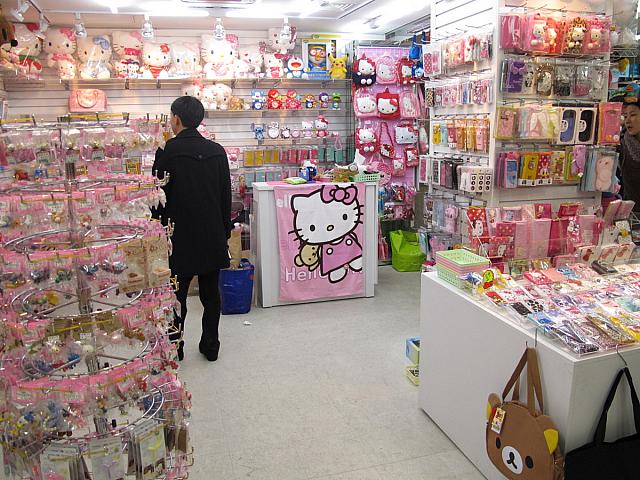 世界中で愛される「ハローキティショップ」。地下商店街の手前側に登場です！