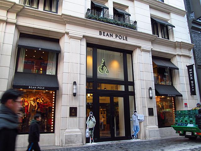 サムソングループが手がけるトラッドカジュアルブランド「BEAN POLE」。こちらも忠武路通りに。