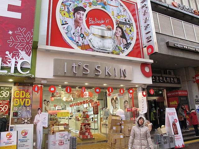 メディカルコスメの元祖「It’s skin」。イメージキャラクターは2PM全員から、ニックンと女優のナム・ボラへ。