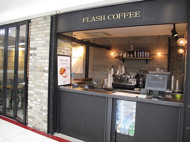 駅のすぐ近くにあると嬉しいコーヒーショップ。こちら「FLASH COFFEE」は改札を出て、右横に。