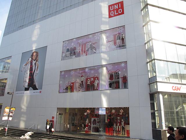 明洞駅前のミリオレの向かいにある「ユニクロ」は、１周年を迎えました。冬にはヒートテックを求めてたくさんの人が。