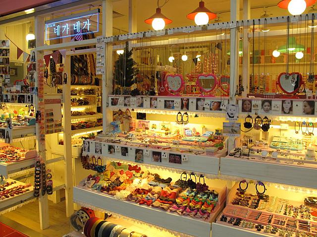 アクセサリー雑貨「ネガネガ」。価格帯も手頃で、最近このタイプのお店が駅ナカに増えています。