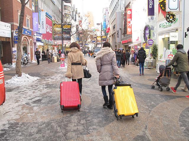 寒い日に大きな荷物を持っての移動は大変！