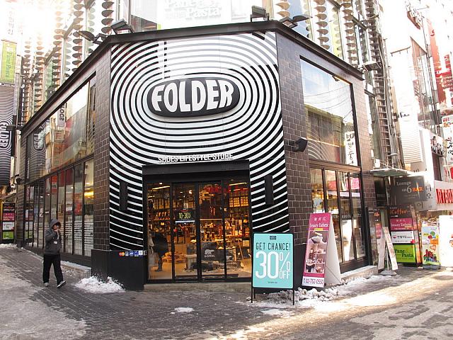 ソウルで店舗を増やしているカジュアルシューズブランド「FOLDER」。「ドクター・マーチン」など人気シューズを幅広く取り揃え。