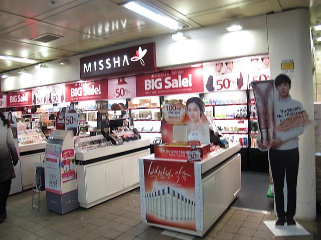 こちらの地下にも進出しているコスメショップ「MISSHA」。現在、セール中です！