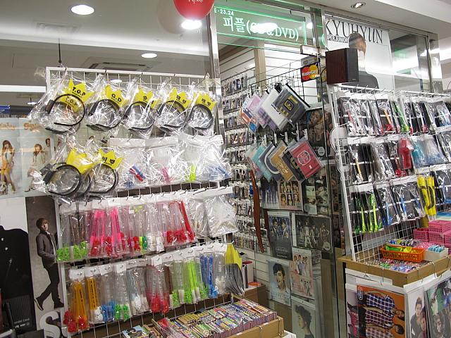 韓流ショップ「ピープル」。明洞駅から最も近い韓流ショップになりますね。