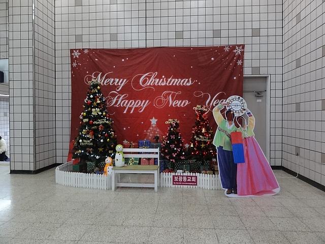 梨泰院（イテウォン）駅には、ツリーの前に韓国っぽいフォトスポットまで！？