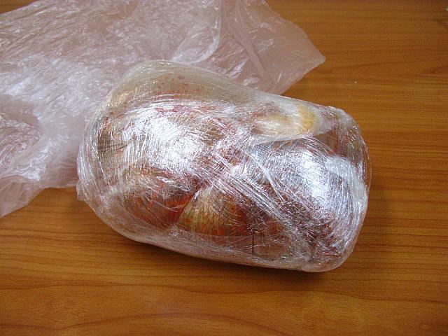 カイコのようなラップでグルグル巻きのキムチが！
