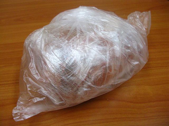 ビニール袋の白い物体が登場！そのビニールを開けると
