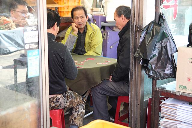 お店の中で、昼間っから花札で大盛り上がりのアジョシたち
