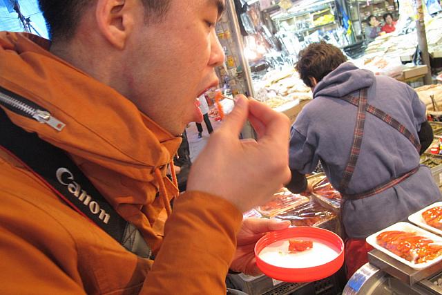 試食。うん、これは毎日の食卓のもう一品としてグッド！味は、日本と変わらない